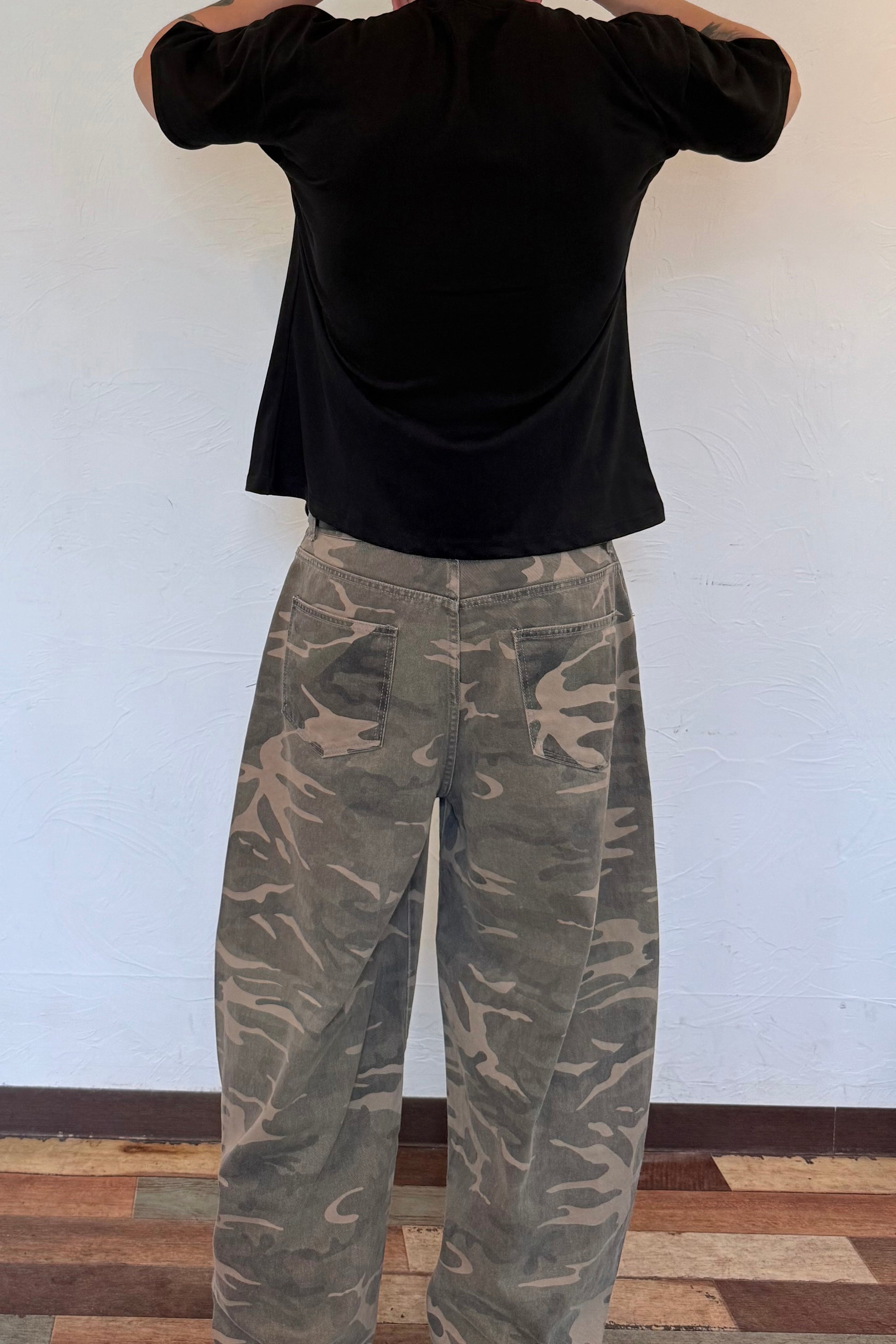 韓国ファッションメンズ　メンズファッション　ストリート系　ワイドデニムパンツ　バギージンズ　ワイドパンツ　バギーパンツ　迷彩パンツ 夏コーデ