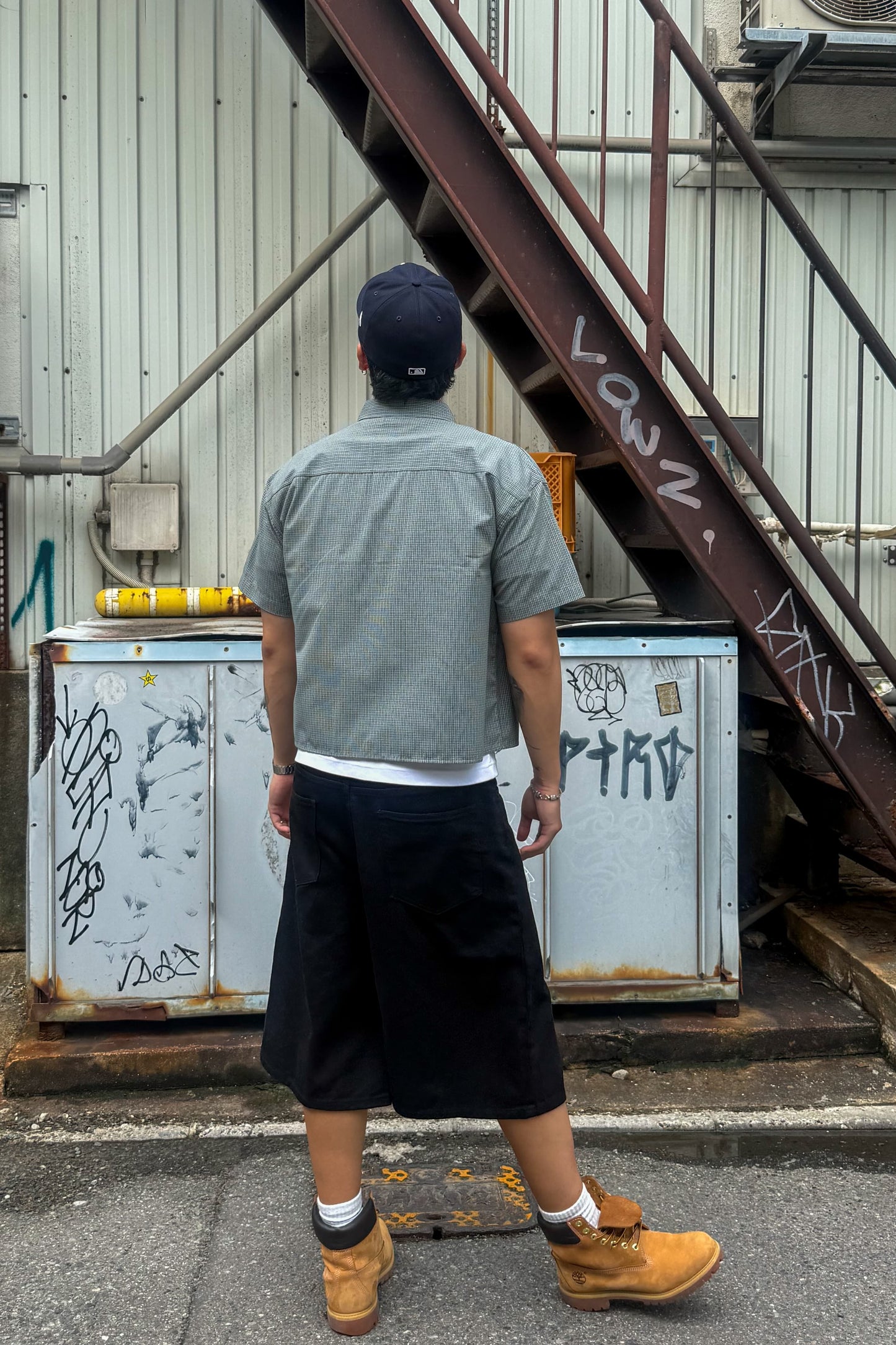 韓国ストリート　韓国メンズストリート　韓国メンズコーデ　ストリートコーデ　夏コーデ　クロップドシャツ