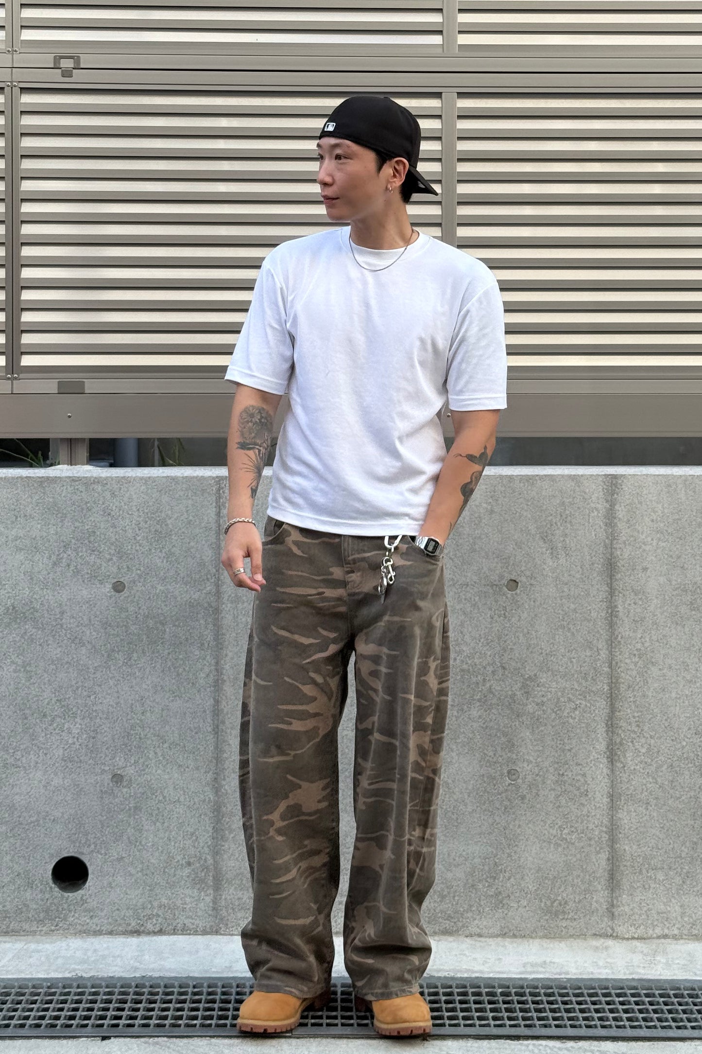 韓国ファッションメンズ　メンズファッション　ストリート系　ワイドデニムパンツ　バギージンズ　ワイドパンツ　バギーパンツ　迷彩パンツ 夏コーデ