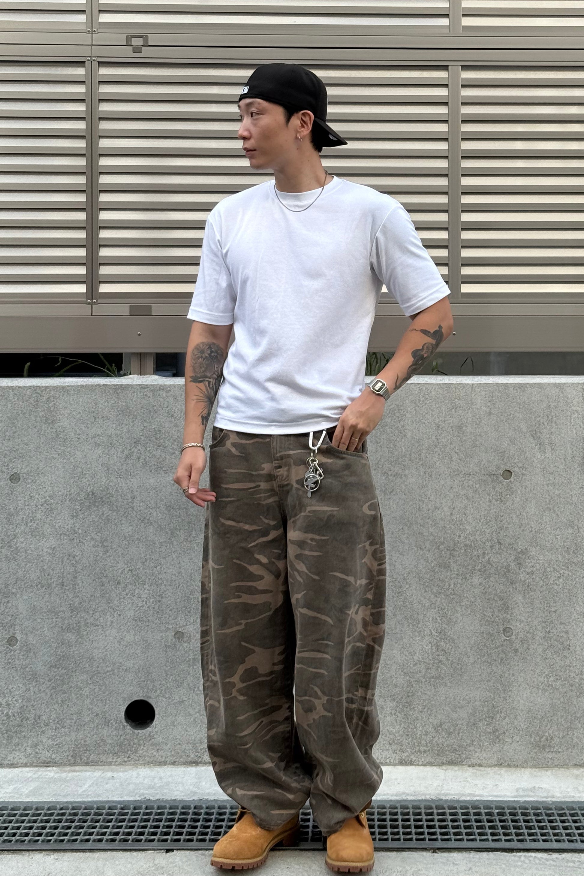 韓国ファッションメンズ　メンズファッション　ストリート系　ワイドデニムパンツ　バギージンズ　ワイドパンツ　バギーパンツ　迷彩パンツ 夏コーデ