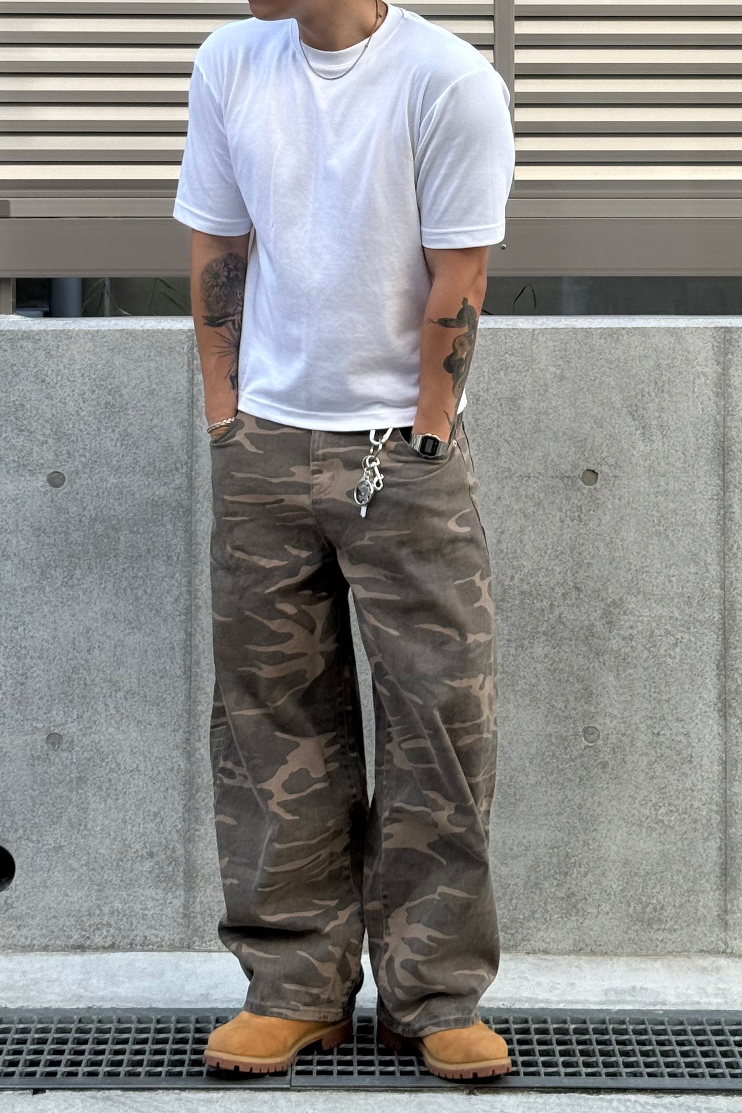 韓国ファッションメンズ　メンズファッション　ストリート系　ワイドデニムパンツ　バギージンズ　ワイドパンツ　バギーパンツ　迷彩パンツ 夏コーデ