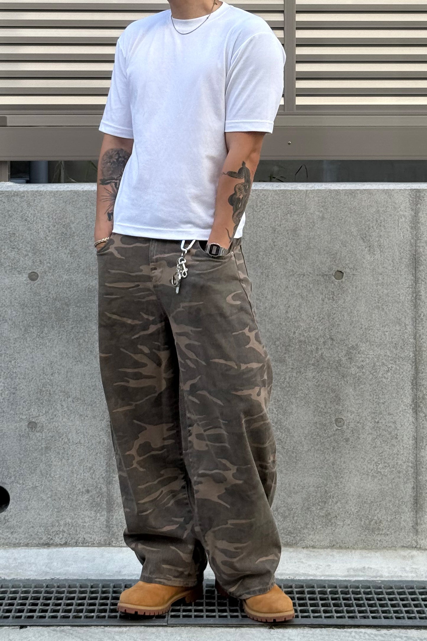 韓国ファッションメンズ　メンズファッション　ストリート系　ワイドデニムパンツ　バギージンズ　ワイドパンツ　バギーパンツ　迷彩パンツ 夏コーデ