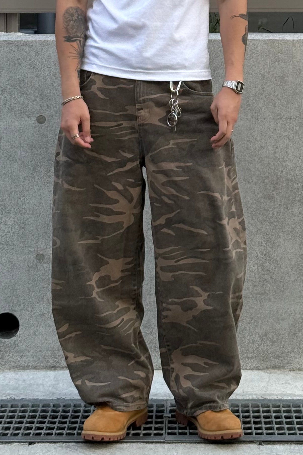 韓国ファッションメンズ　メンズファッション　ストリート系　ワイドデニムパンツ　バギージンズ　ワイドパンツ　バギーパンツ　迷彩パンツ 夏コーデ